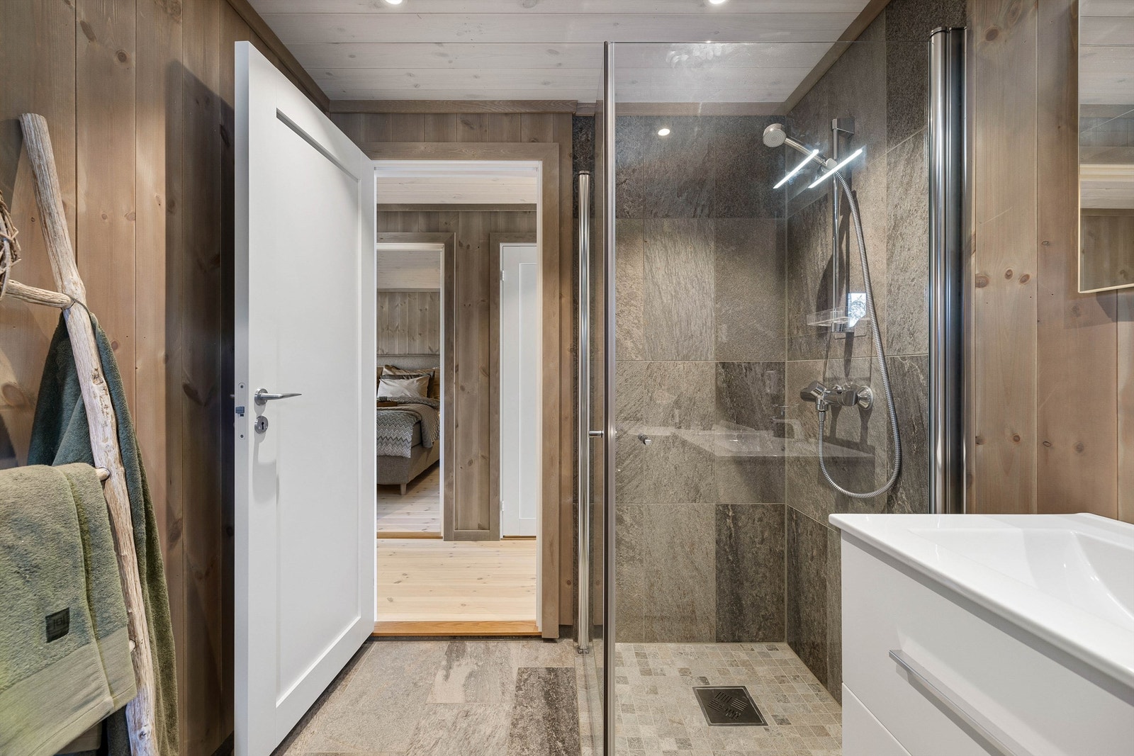 Fra begge soverom er det enkel tilgang til både badet og et ekstra toalettrom rett over gangen. Galleribilde