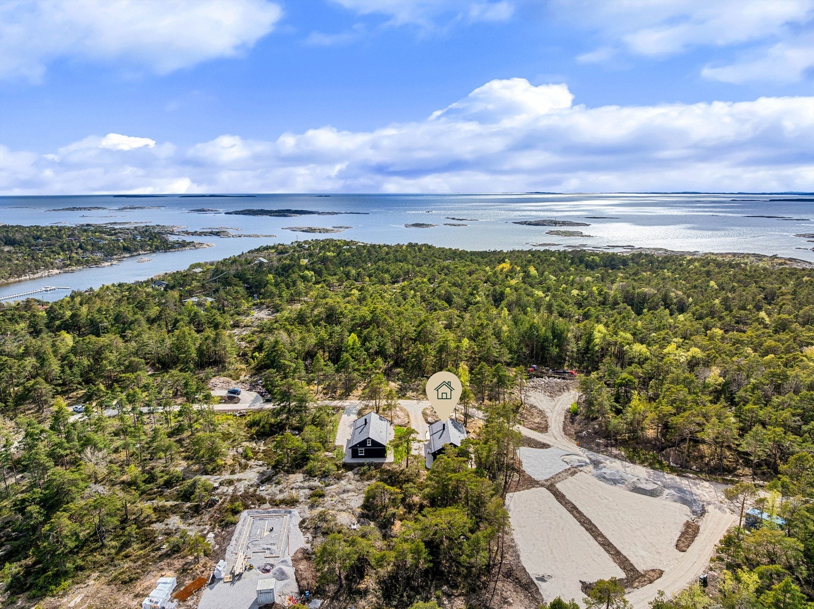 Gå feriesesongen i møte med en nyoppført og innflyttingsklar kysthytte nær Hankø og havgapet, syd-vest i Fredrikstad. Galleribilde