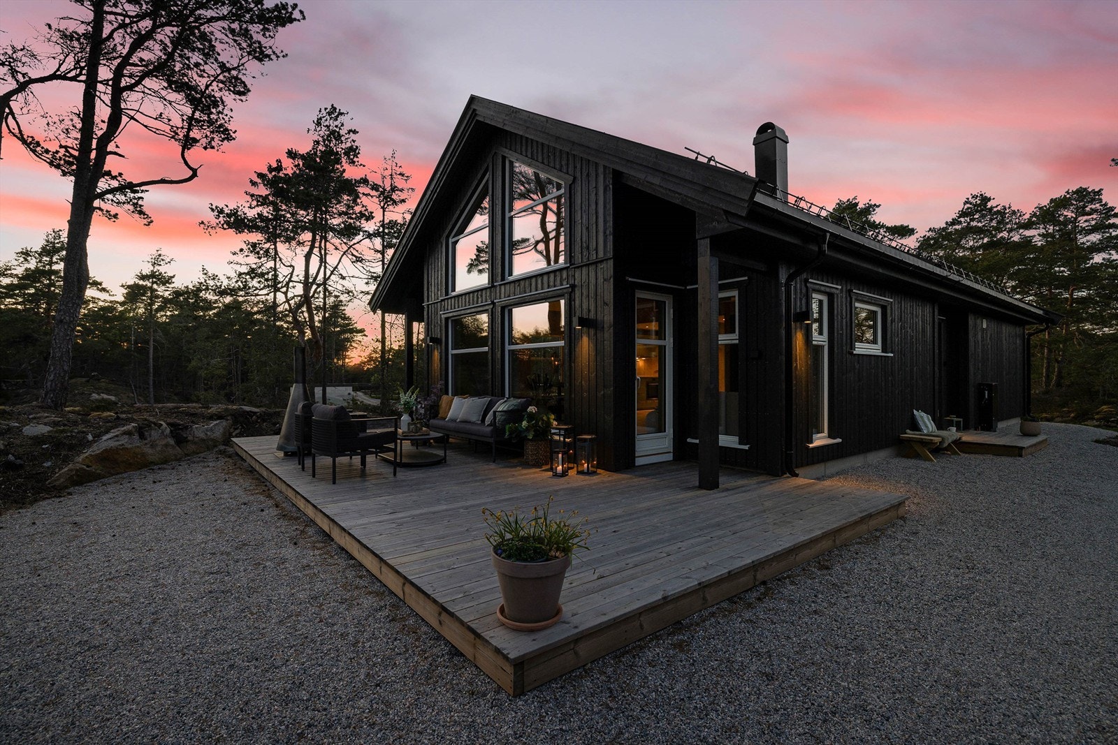 Blendingsfrie utelamper lyssetter effektfullt og fremhever fasadens stående kledning. Galleribilde