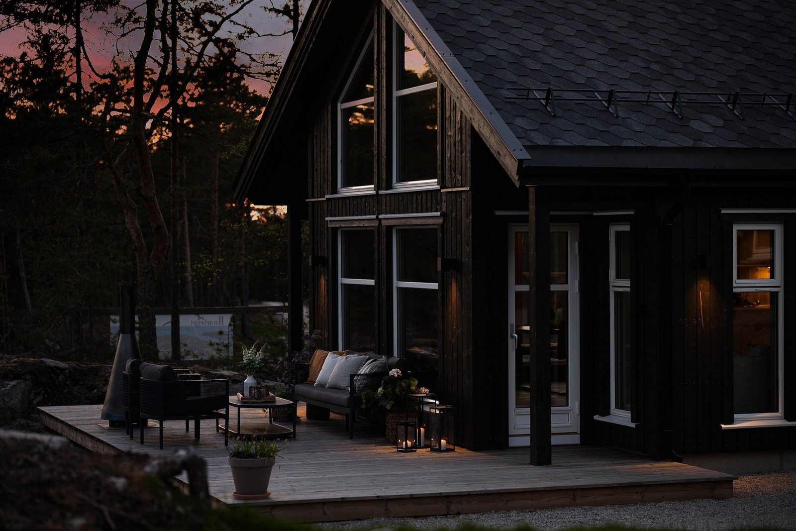 Den store terrassen foran hytta er eksponert for solens gang fra tidlig formiddag til sen kveld sommerstid. Galleribilde