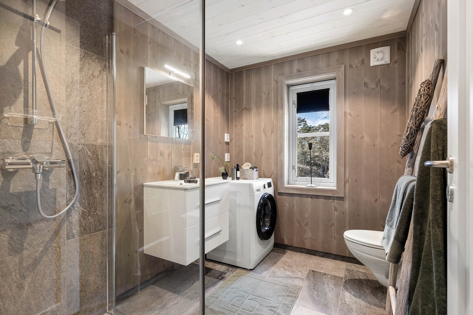 På badet både starter og avsluttes feriedagene i varme, inviterende omgivelser. Helt ny vaskemaskin medfølger. Galleribilde