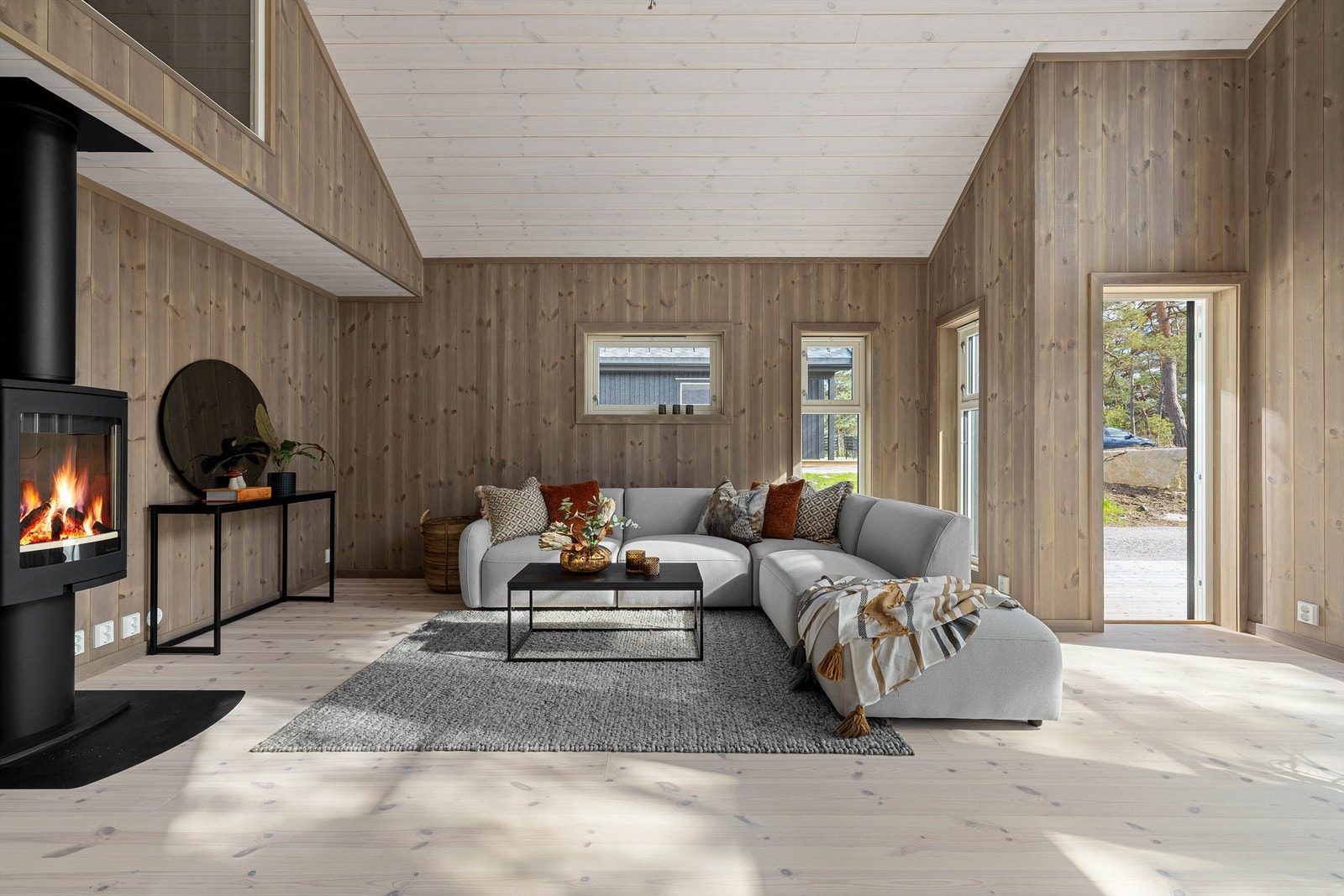 Naturlige overflater av heltre på så vel gulv som vegger og himlinger fremmer lunhet. Galleribilde