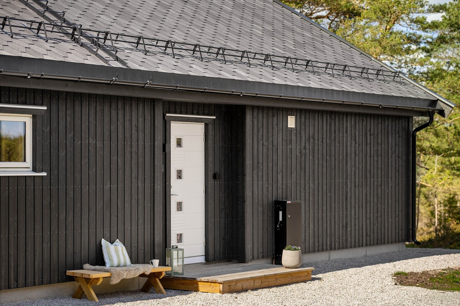 Adkomsten til hytta er meget enkel - kjør helt frem til døren. På veggen ved inngangsdøren kan ladepunkt monteres. Galleribilde