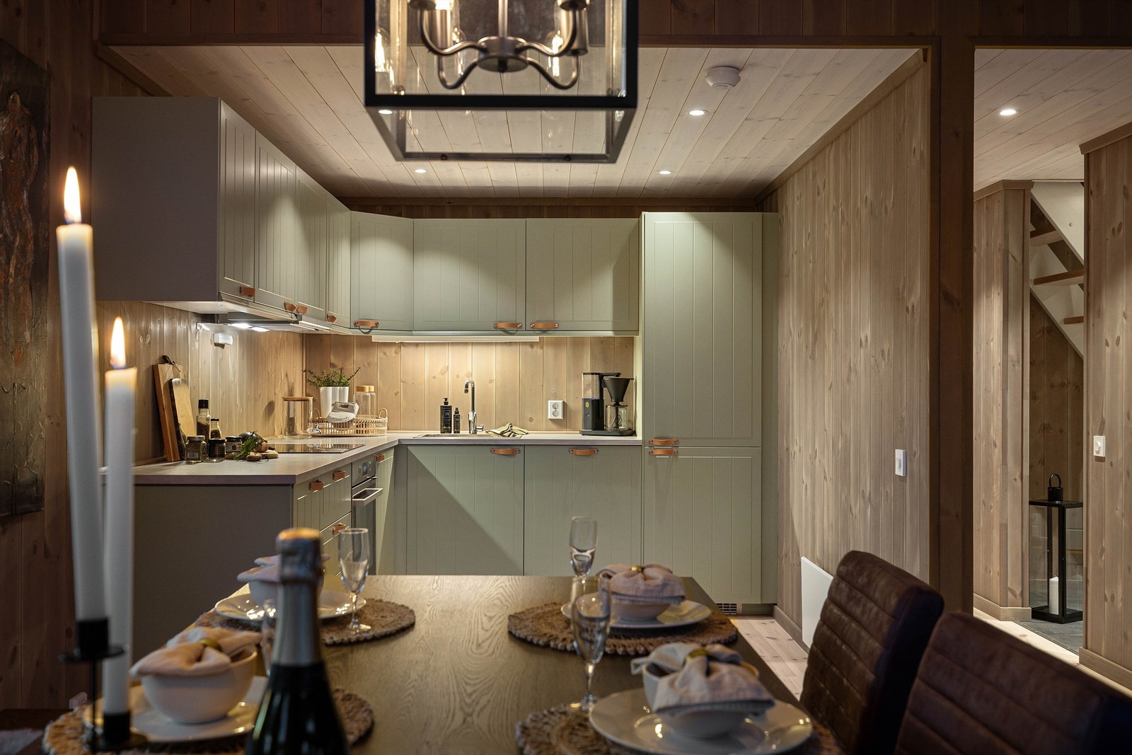 Innfelte spotter besørger effektfull belysning som kan dimmes til ønsket styrke og stemning. Galleribilde