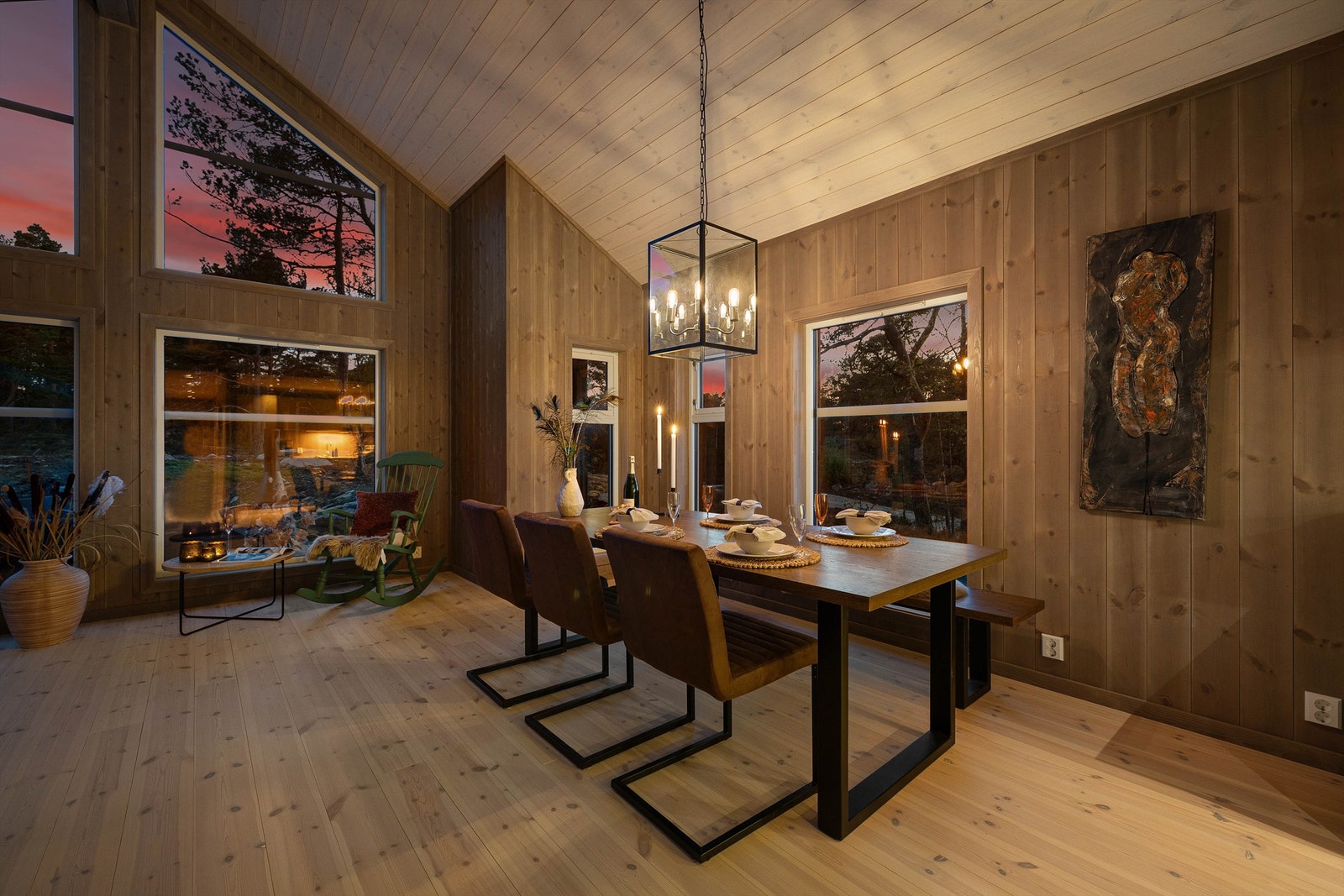 I stuen er det rikt med plass både til familiens felles opphold og til større sammenkomster rundt spisebordet. Galleribilde