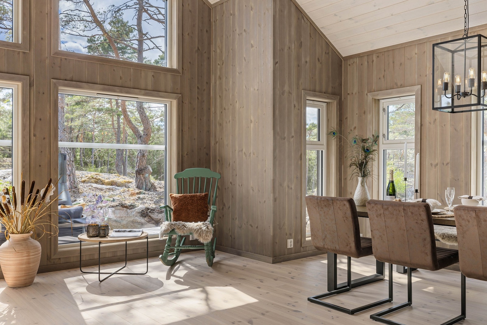 I alle stuens kroker og soner kan du hvile blikket på det naturskjønne skogsterrenget rundt hytta. Galleribilde