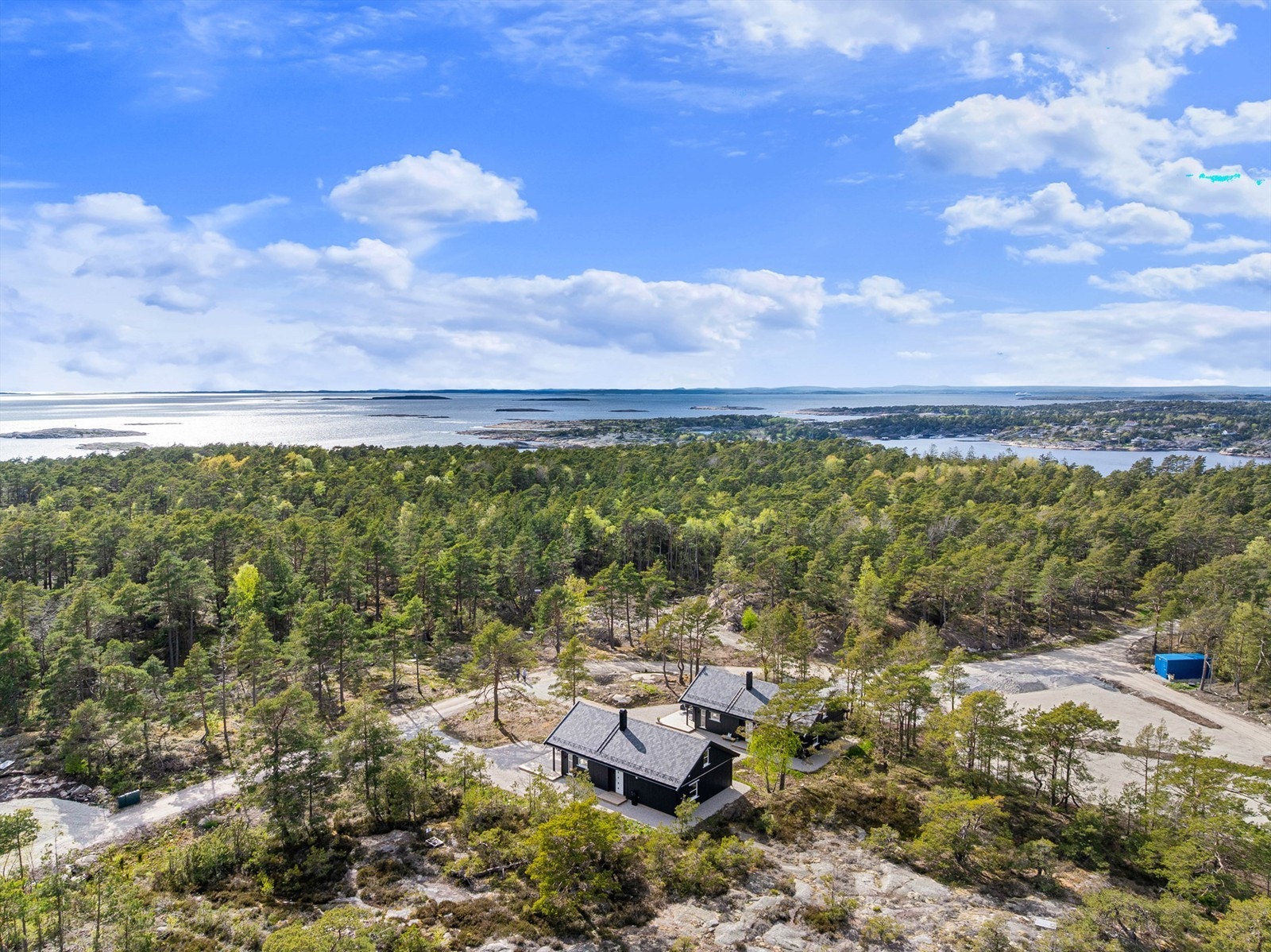 Her kan du tilbringe feriedagene i umiddelbar nærhet av sjøen og vakre svaberg, omgitt av fri natur med utallige turmuligheter. Galleribilde
