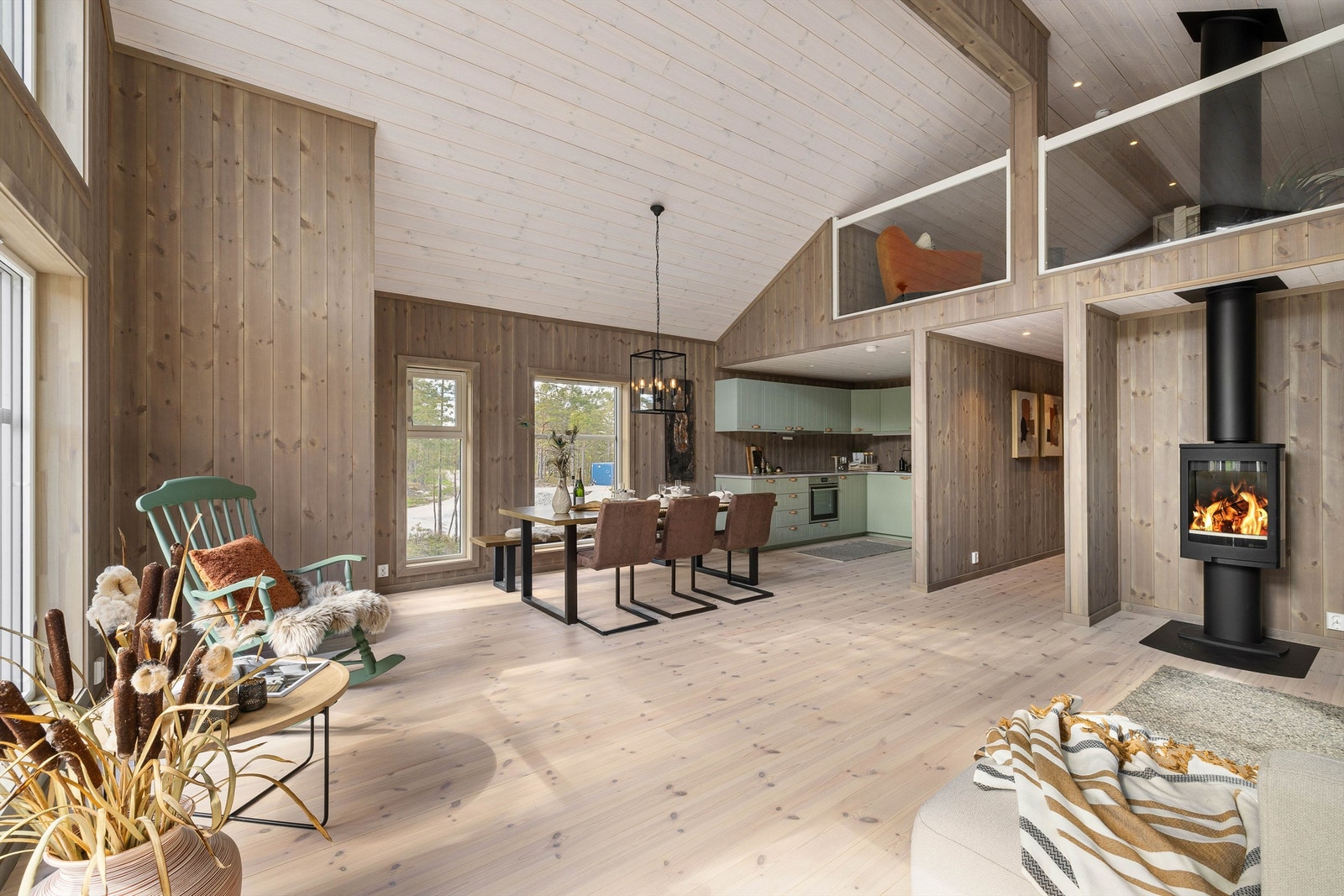 Arealet er svært effektivt disponert, blant annet med stuen og kjøkkenet i åpen løsning. Galleribilde