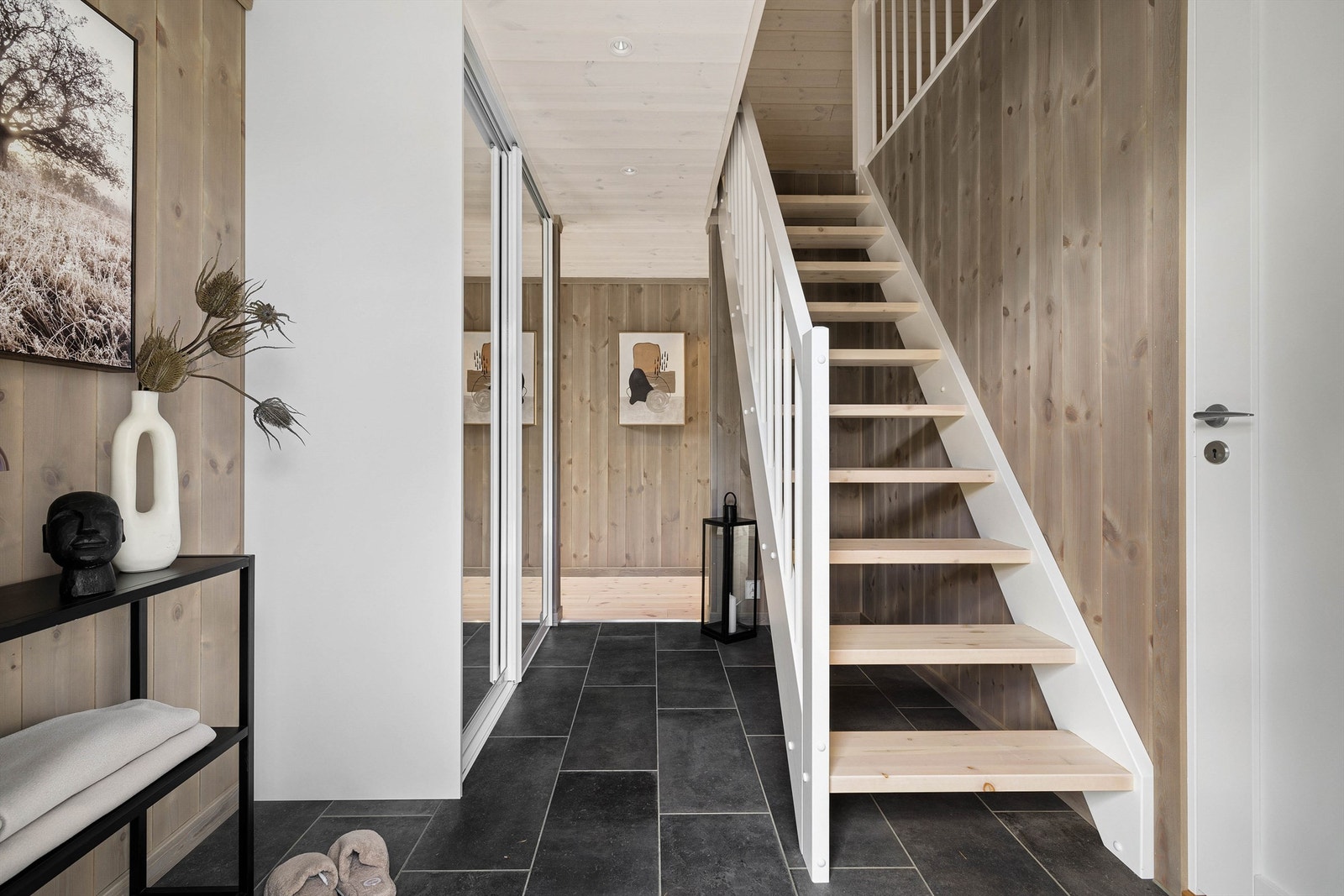 Entreens gulv har i likhet med badet elektrisk varme og fliser. Galleribilde