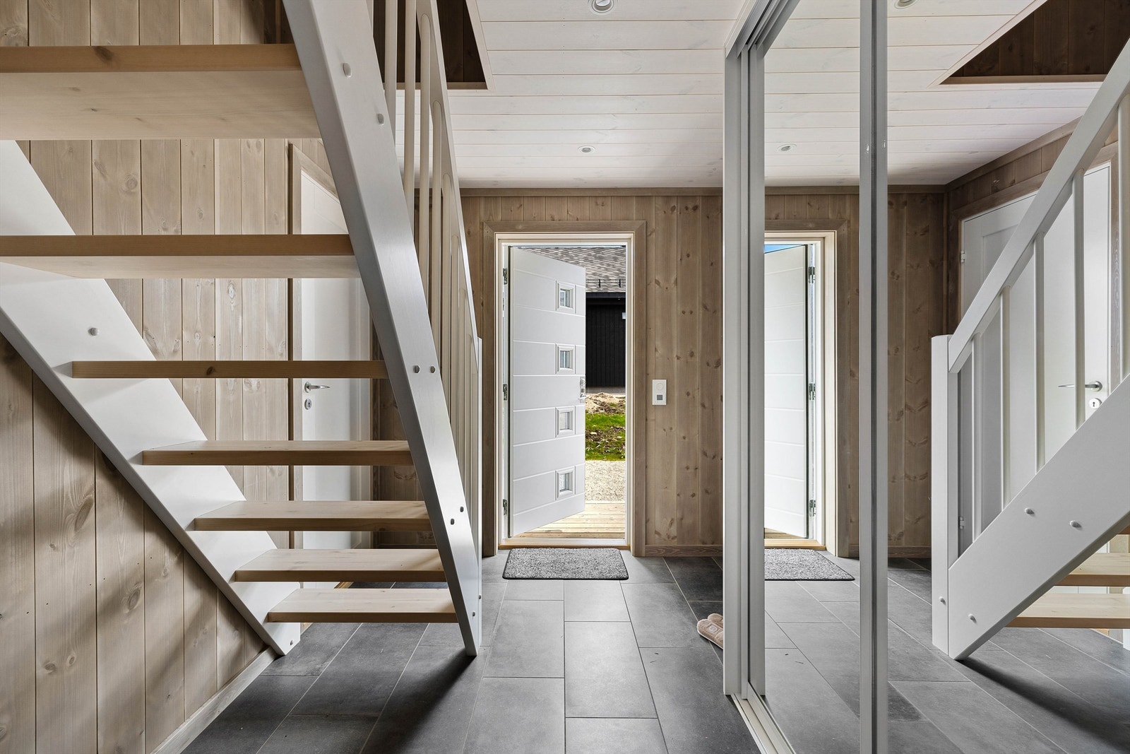 I entreen oppbevares yttertøyet lett tilgjengelig i speildørsgarderobe. Innvendig bod finnes like innenfor inngangsdøren. Galleribilde