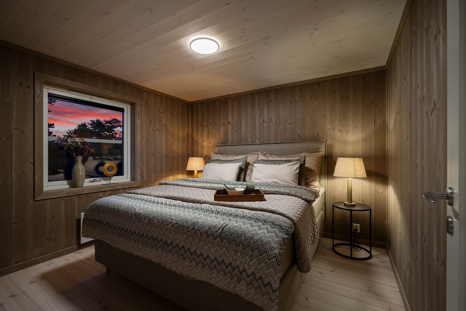 I soverommene står helt nye senger og venter - klare til å tas i bruk. Hovedsoverommet er på hele 11 kvm. Galleribilde