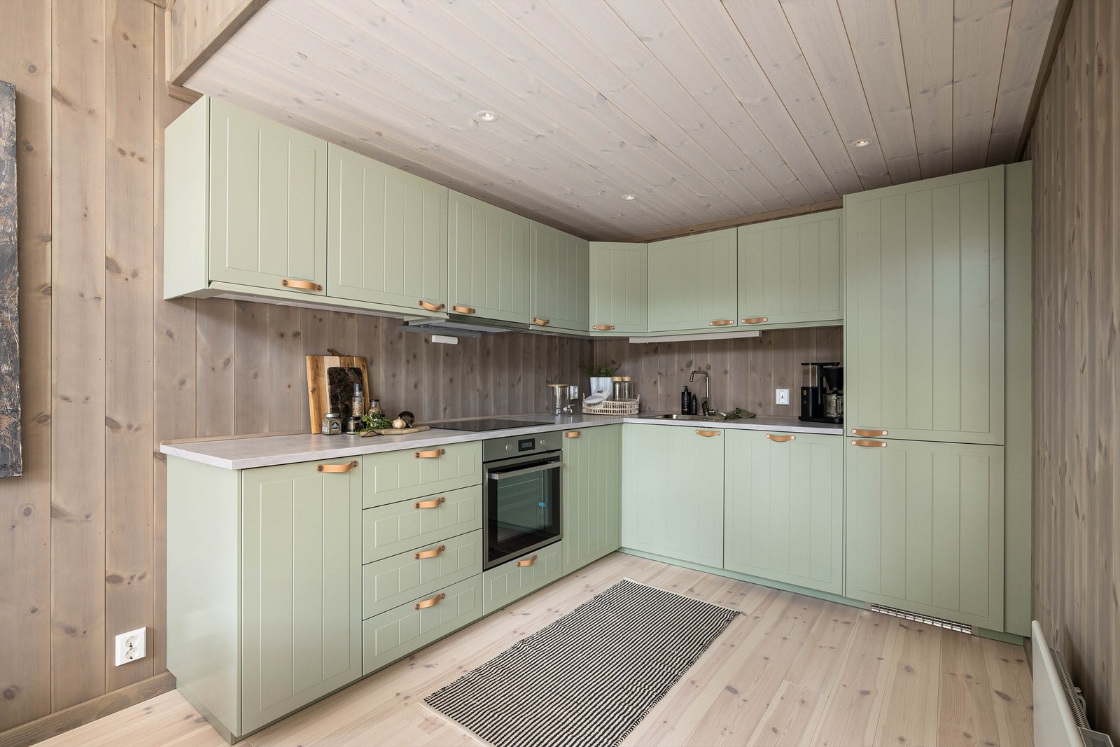 Med hensyn til hvitevarer er kjøkkenet allerede ferdig utstyrt - alle medfølger. Galleribilde