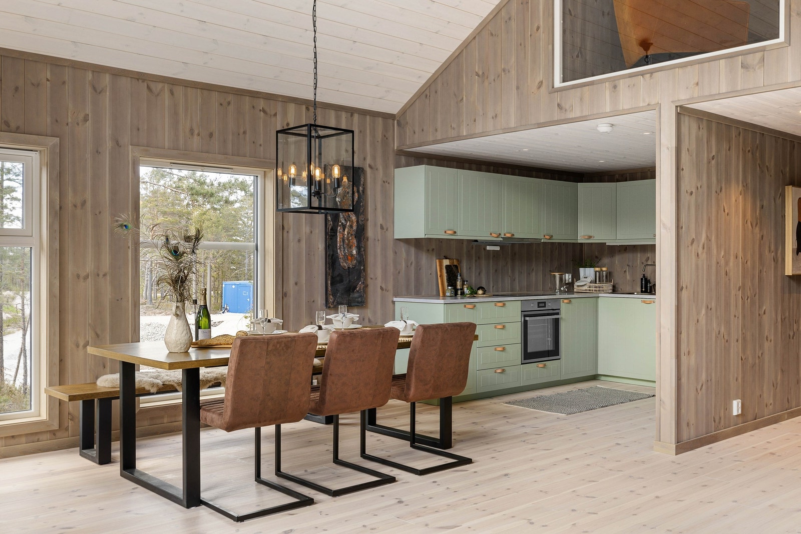 Kjøkkenets innredning er av typen Bodarp fra IKEA i tidsaktuell grønn fargetone. Galleribilde