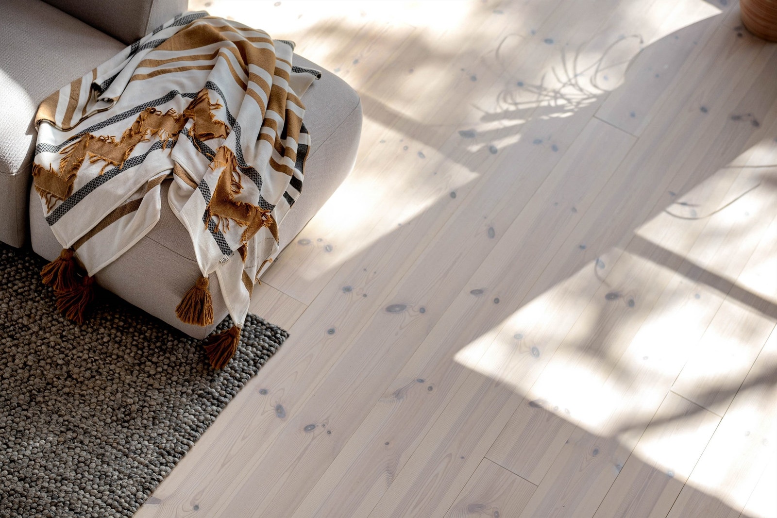 Gulvene er i alle rom utenom entré og bad av hvitpigmentert heltre. Galleribilde