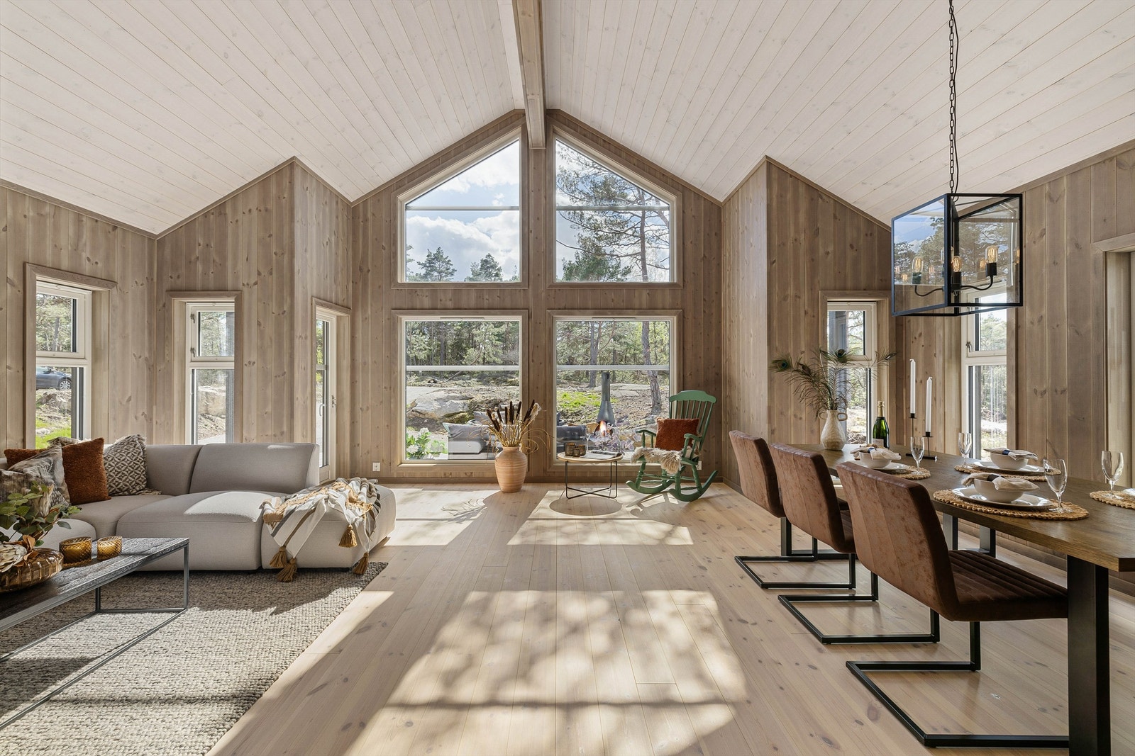 Himling som er åpen mot mønet gir stuen et stort og luftig volum. Galleribilde