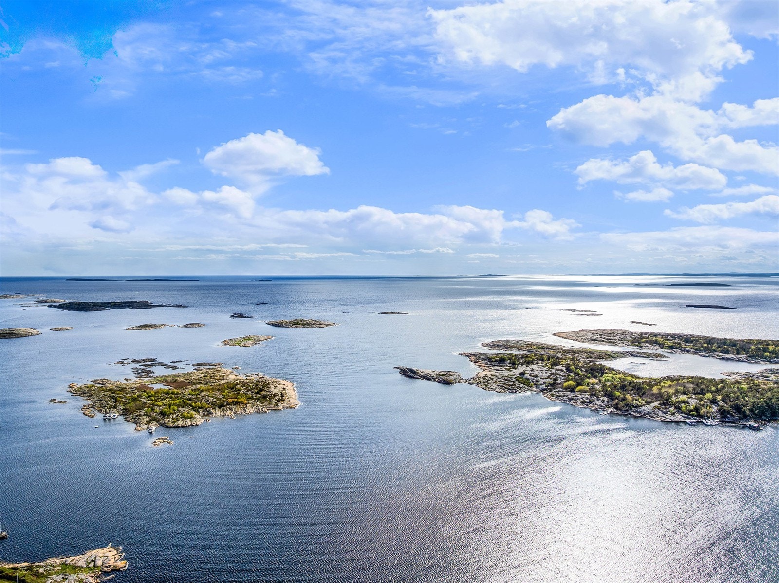 Med skjærgården rett utenfor er utfluktsmulighetene mange. Bademuligheter finnes det flust av, både nært og fjernt. Galleribilde
