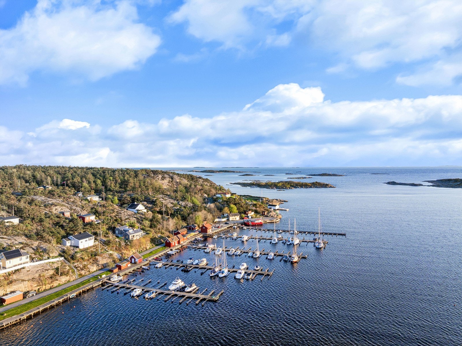 Småbåthavner er det flere av i området, nærmest er Slevik brygge hvor det også er mulig å sjøsette kajakk. Galleribilde