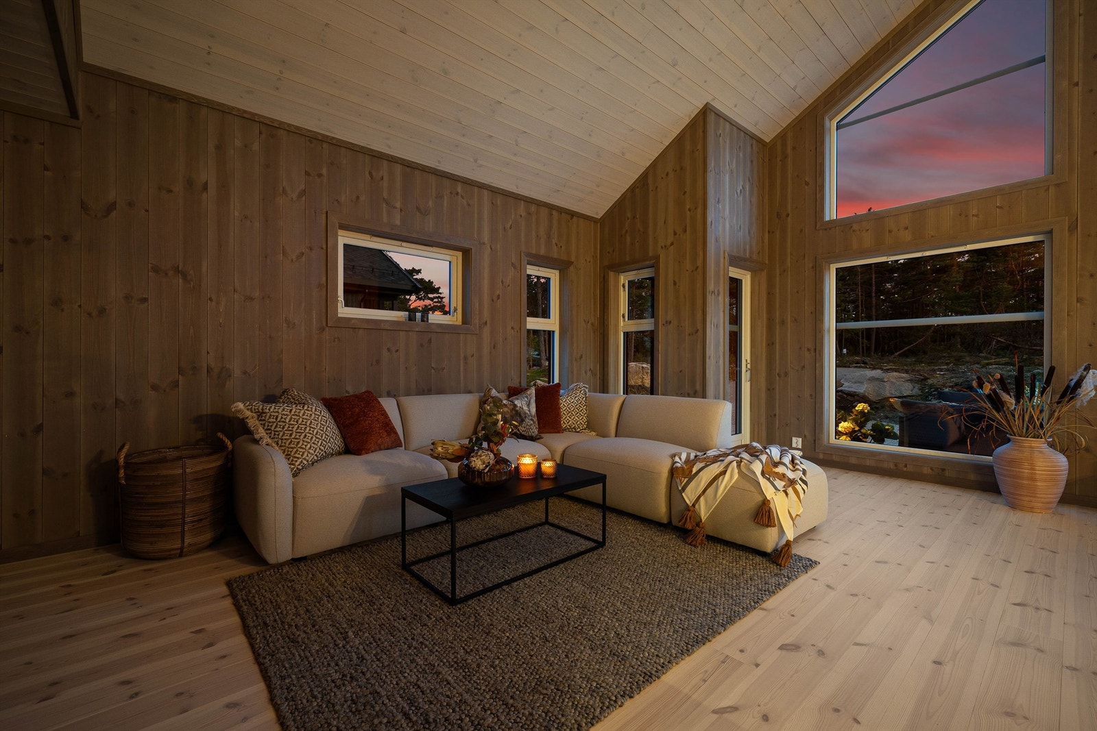 Gjennom stuens store vinduer kan du se ut på både vær og vakre solnedganger. Galleribilde