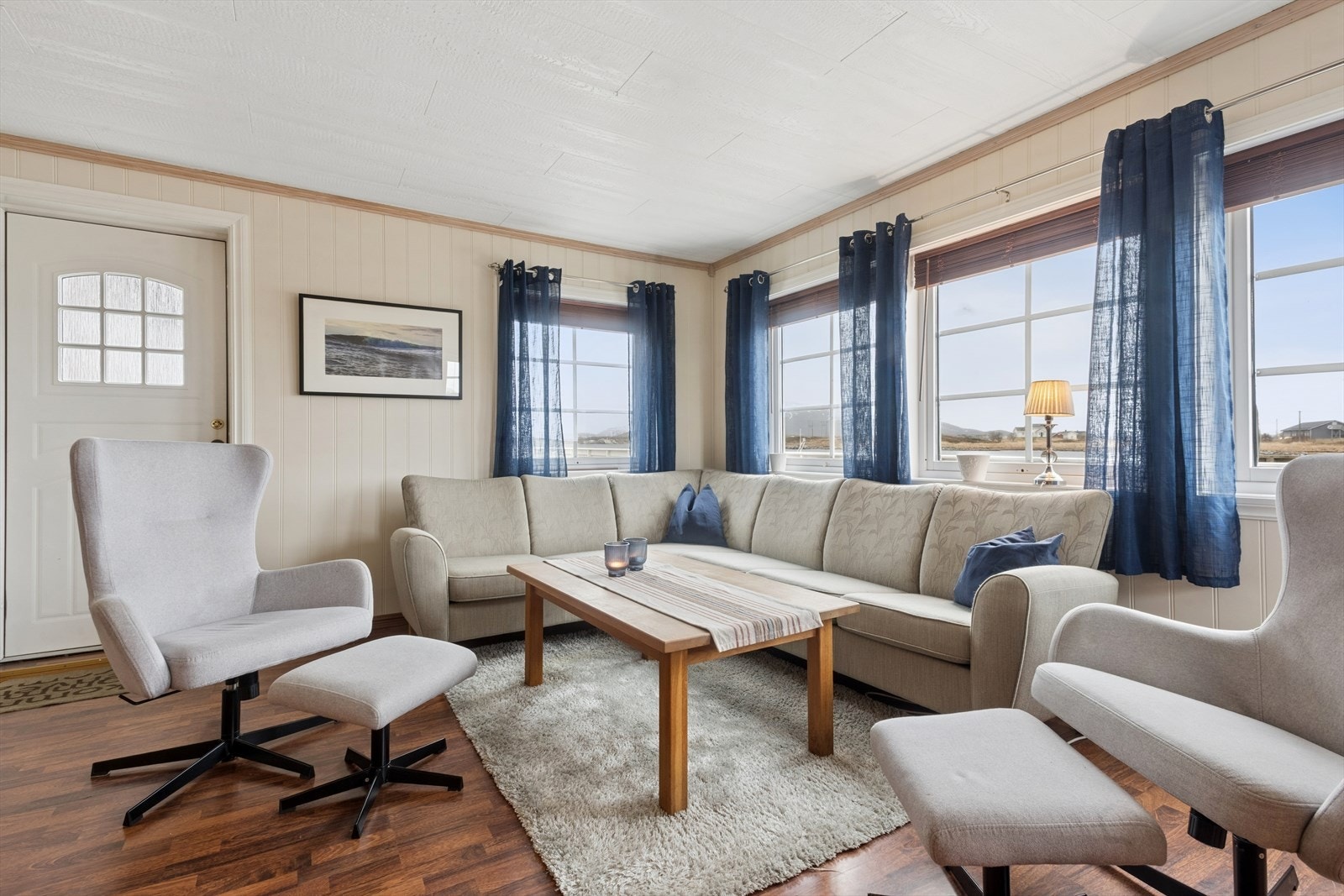 Flere vinduer gir godt lysinnslipp og utsikt fra stuen. Galleribilde