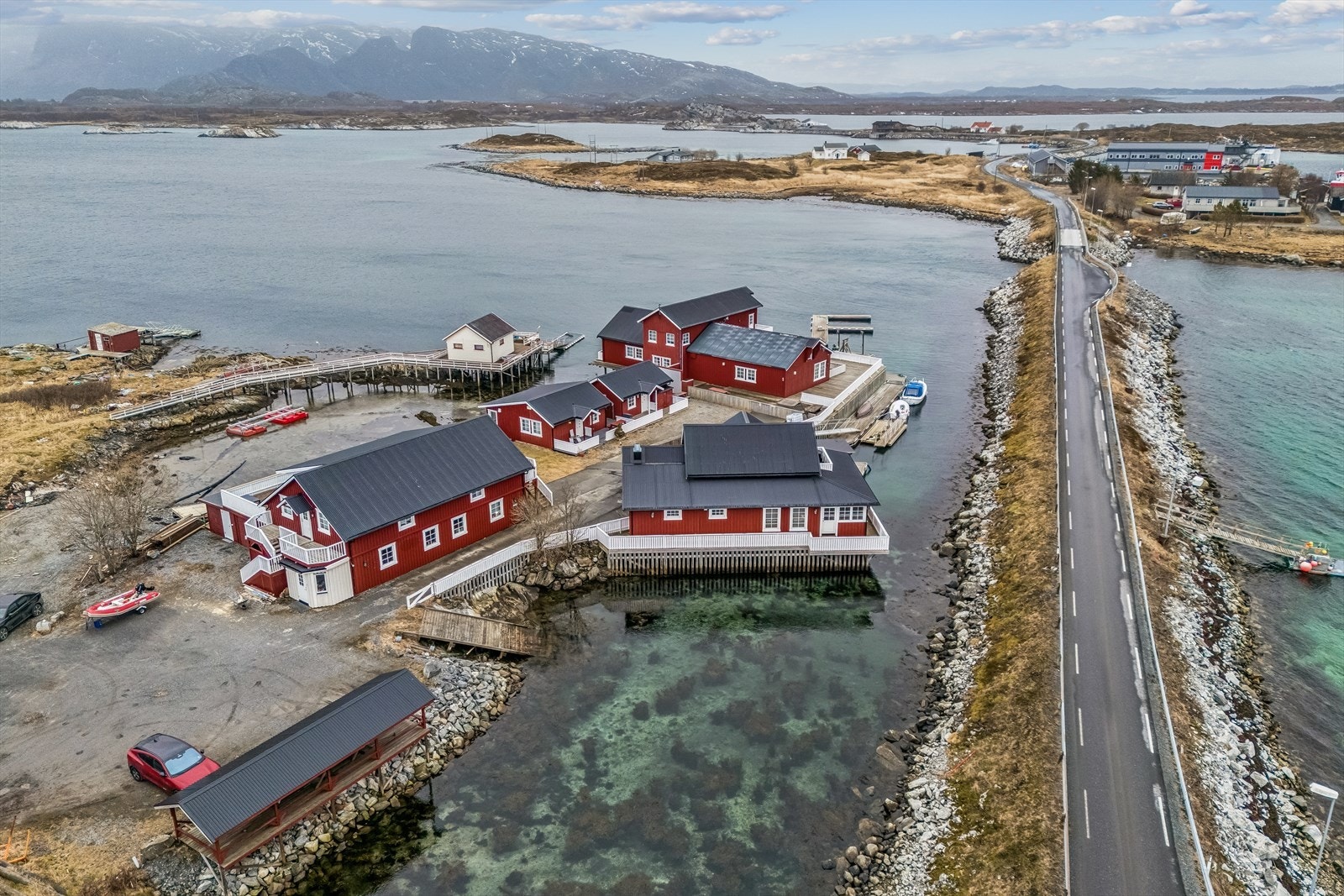 Her ser vi veien som går mot Staulen, nede til venstre i bildet ser vi parkeringsplasser som tilhører leilighetenene. Galleribilde