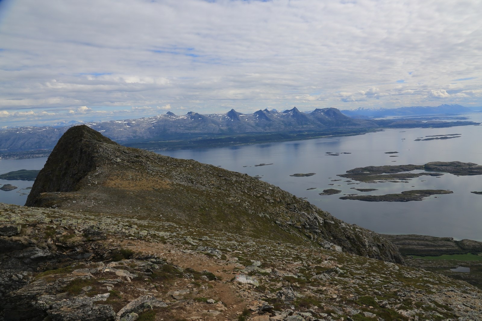 Bilde av De Syv Søstre tatt fra toppen av Dønnamannen Galleribilde