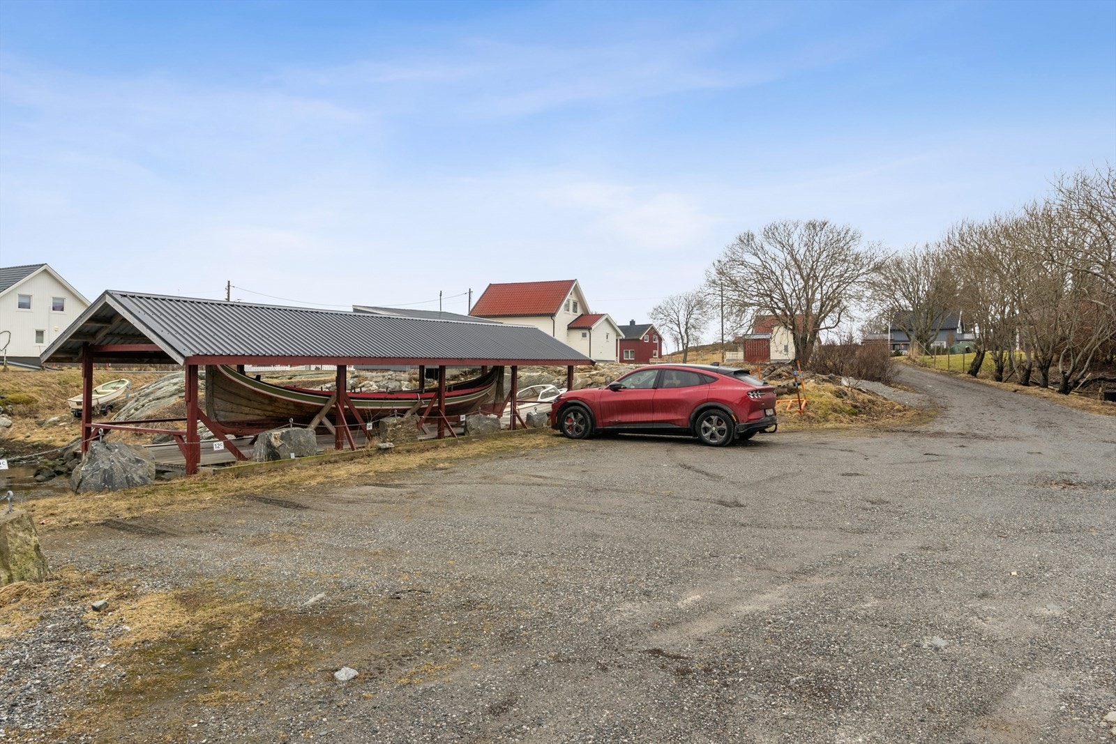 Tinglyst rett til parkering ved eiendommen, gir enkel adkomst til fritidsboligen. Galleribilde