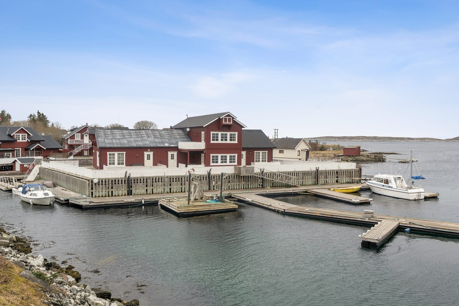 Flytebrygger og kaianlegg ligger ved sjøen for praktisk båtliv. Galleribilde