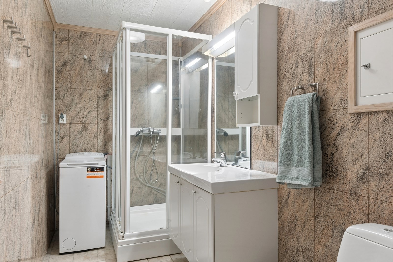 Flislagt gulv med elektriske varmekabler gir komfort i våtrommet. Galleribilde