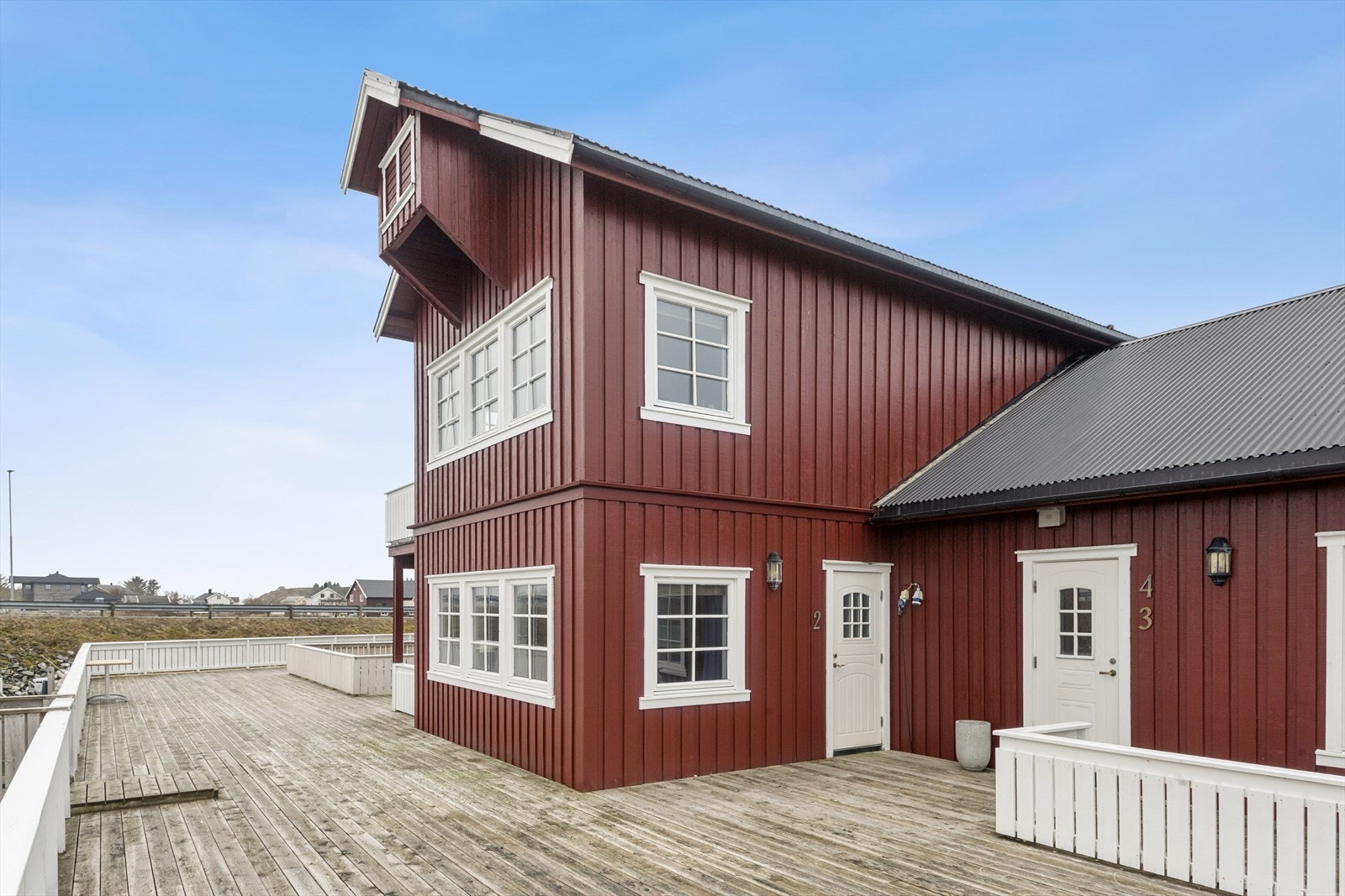 Leilighetens inngangsparti er døren til venstre Galleribilde