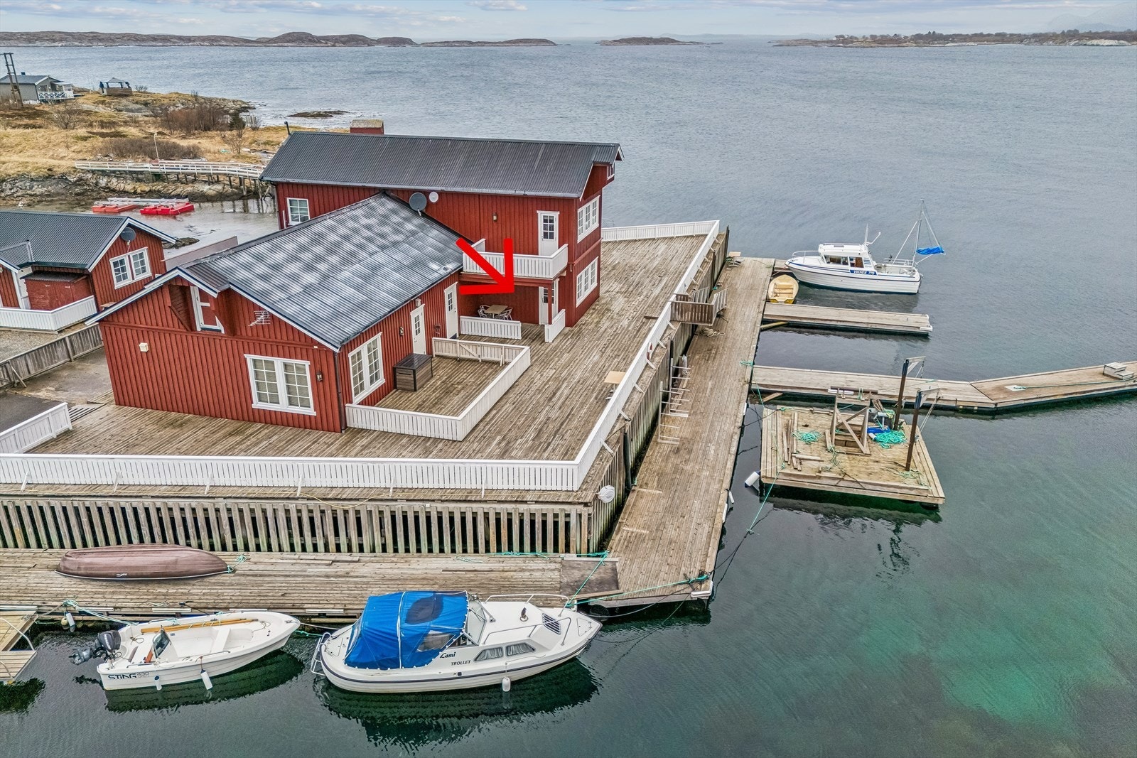 Brygger og båtplass gir enkel tilgang til sjøen fra eiendommen. Galleribilde