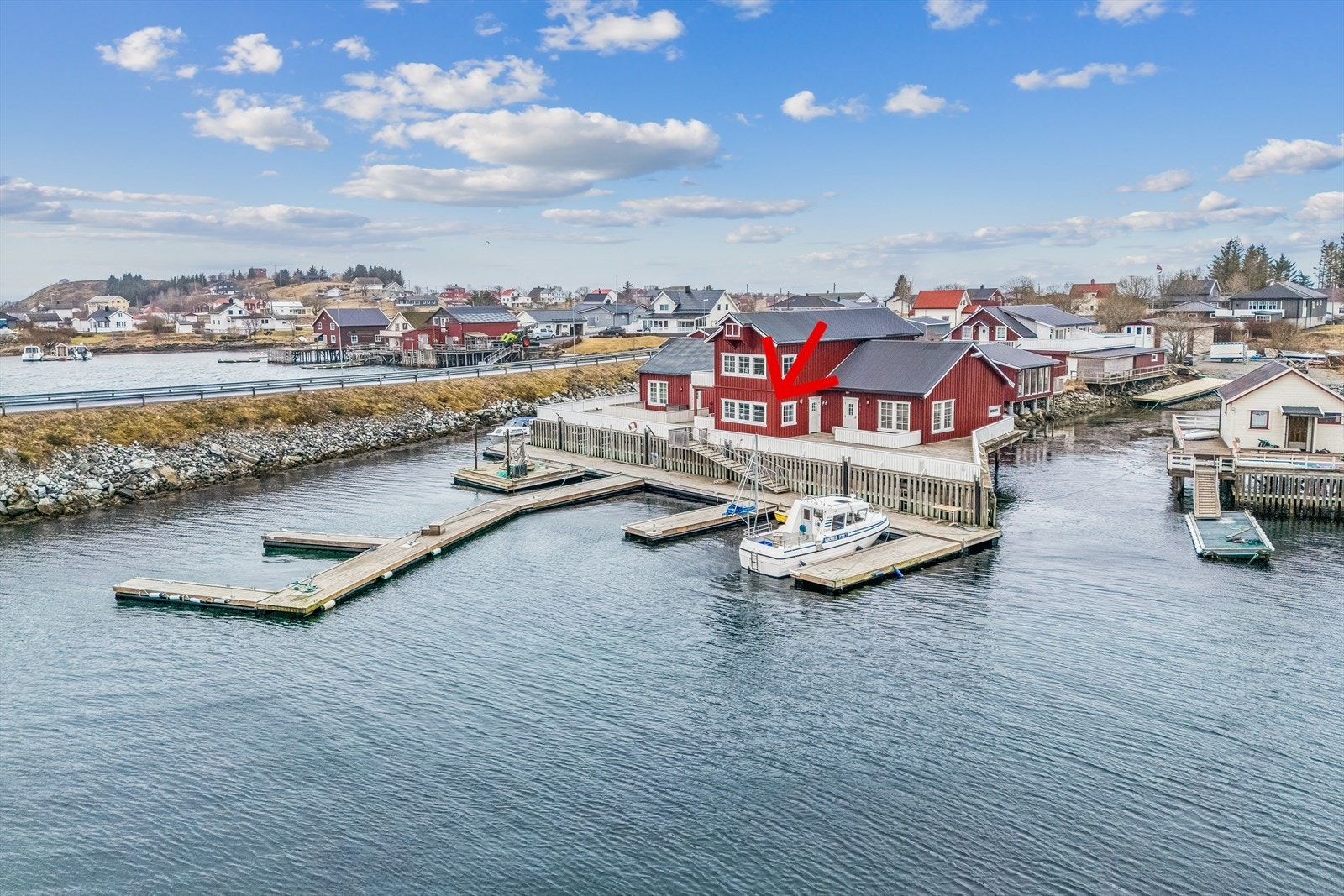 Eiendommen som ligger i sørøstlig retning har en attraktiv beliggenhet ved kaianlegget med flytebrygger og båtplass inkludert. Galleribilde