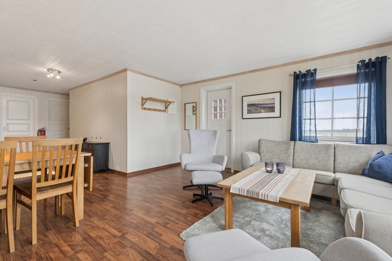 Åpen kjøkkenløsning gir plass for spisebord Galleribilde