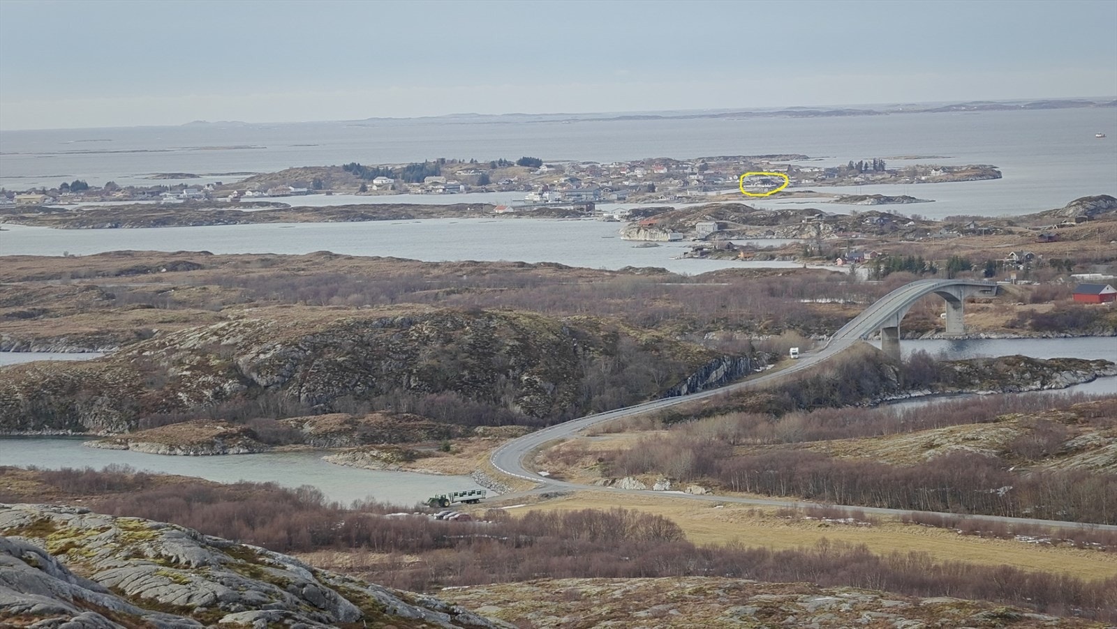 Utsikt mot Seløya (med Åkviksunbrua foran). Brygga med leiligheten er ringet inn med gul ring. Galleribilde