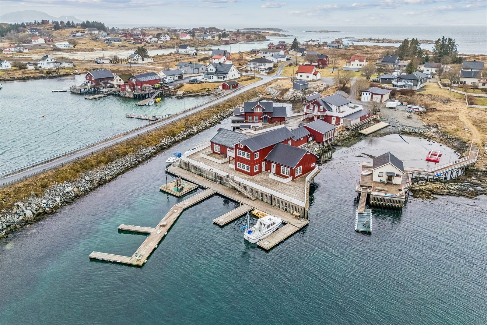 Bryggen ligger på Ormsøya, nordlig del av Seløya. Galleribilde