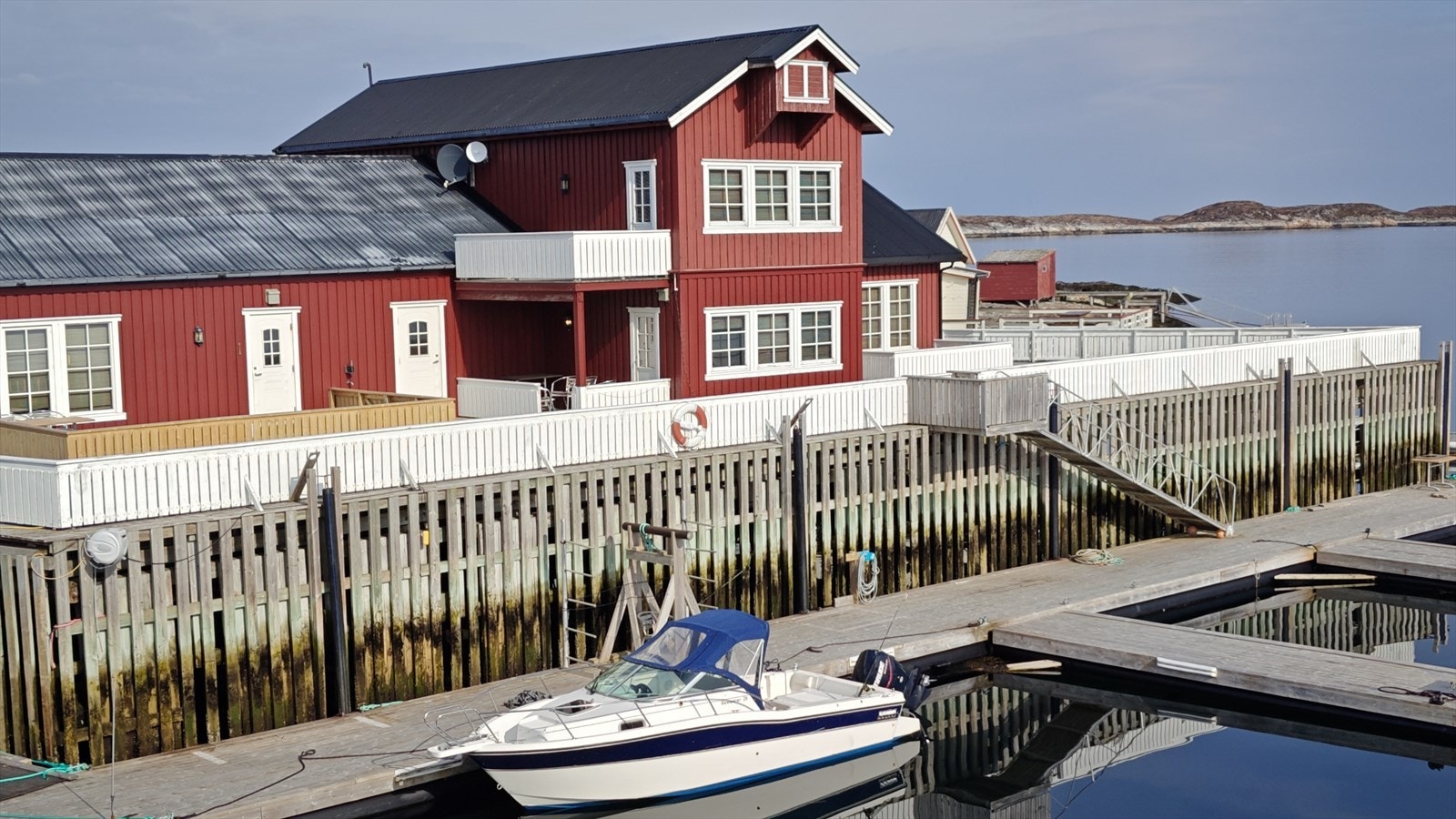 Felles brygge med egen båtplass Galleribilde