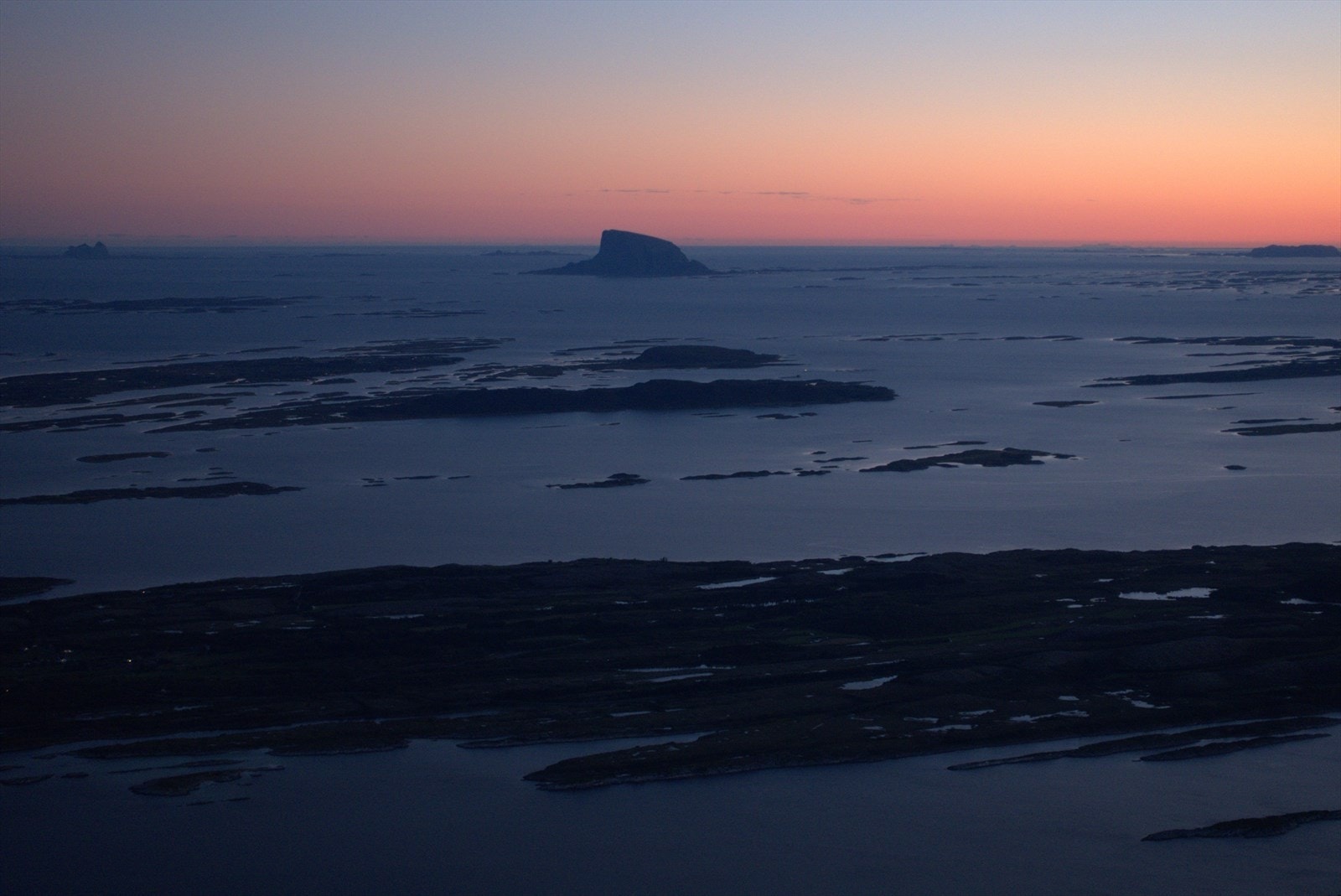 Bilde er tatt fra toppen av Dønnamannen mot nord, vi ser Lovund og Træna Galleribilde
