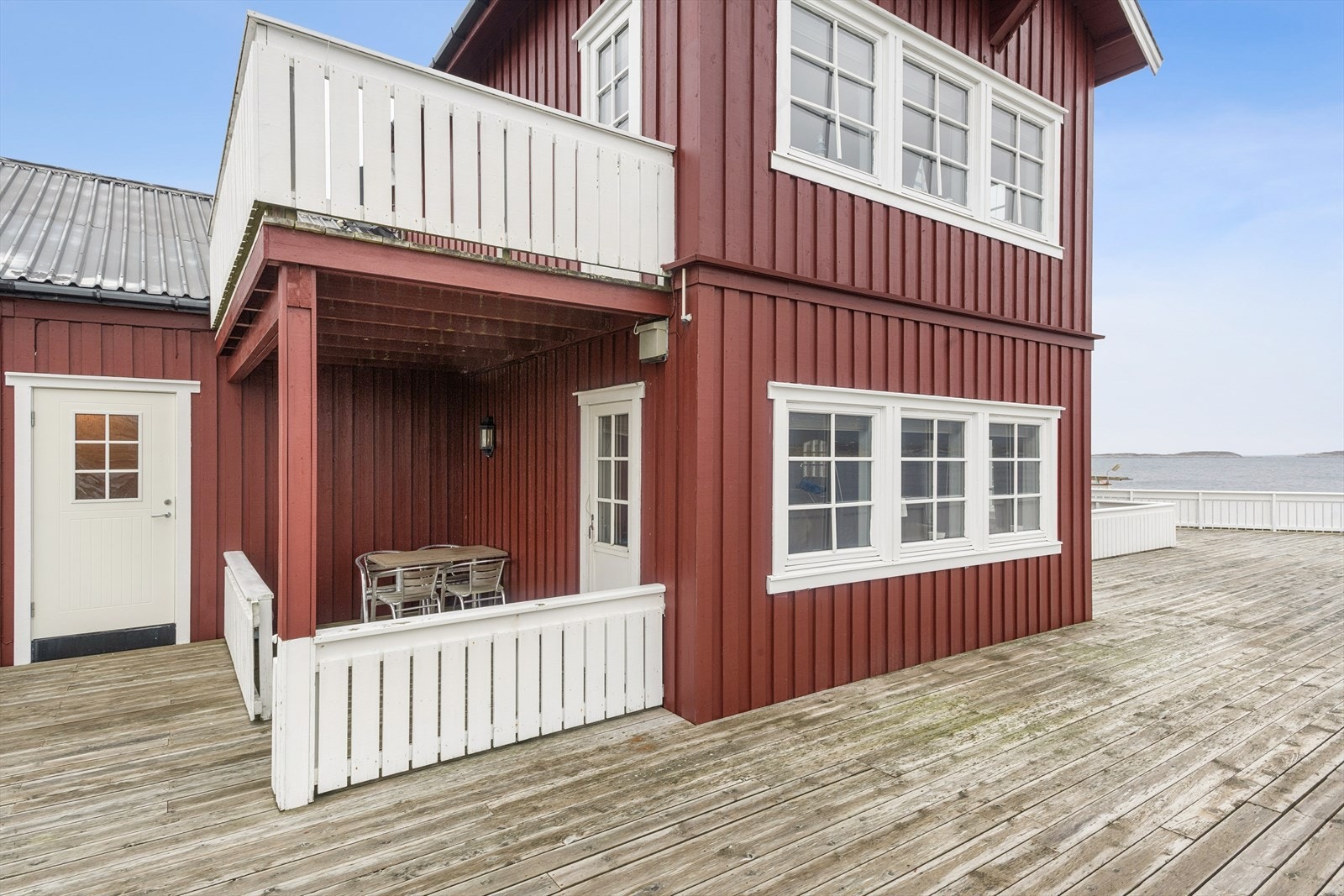 Dør til venstre er dør inn til fellesområdet. Hver leilighet disponerer sin egen bod. Altandør til høyre. Galleribilde