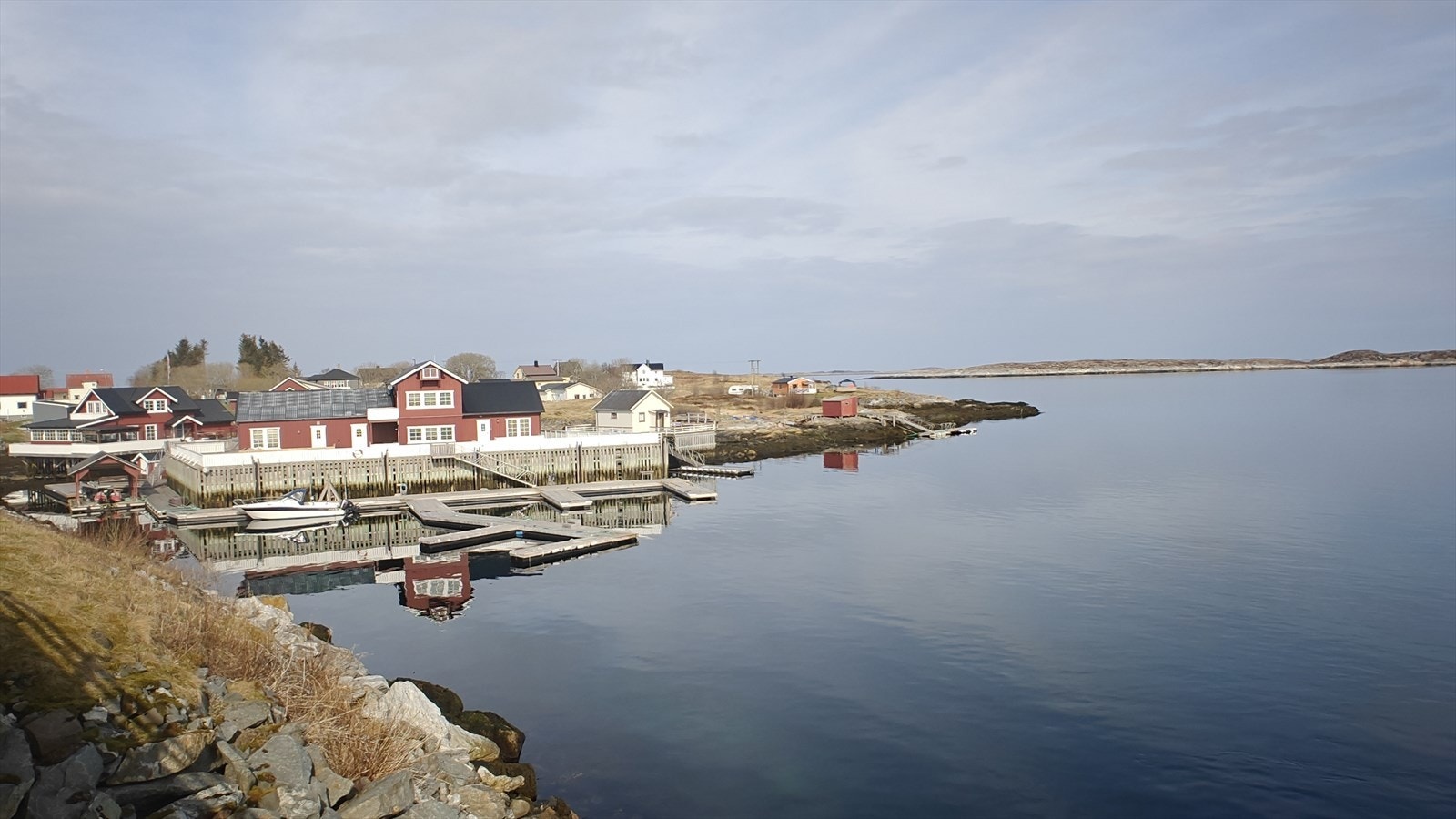 Område rundt brygga. Bildet er tatt fra bilveien, retning nord. Galleribilde