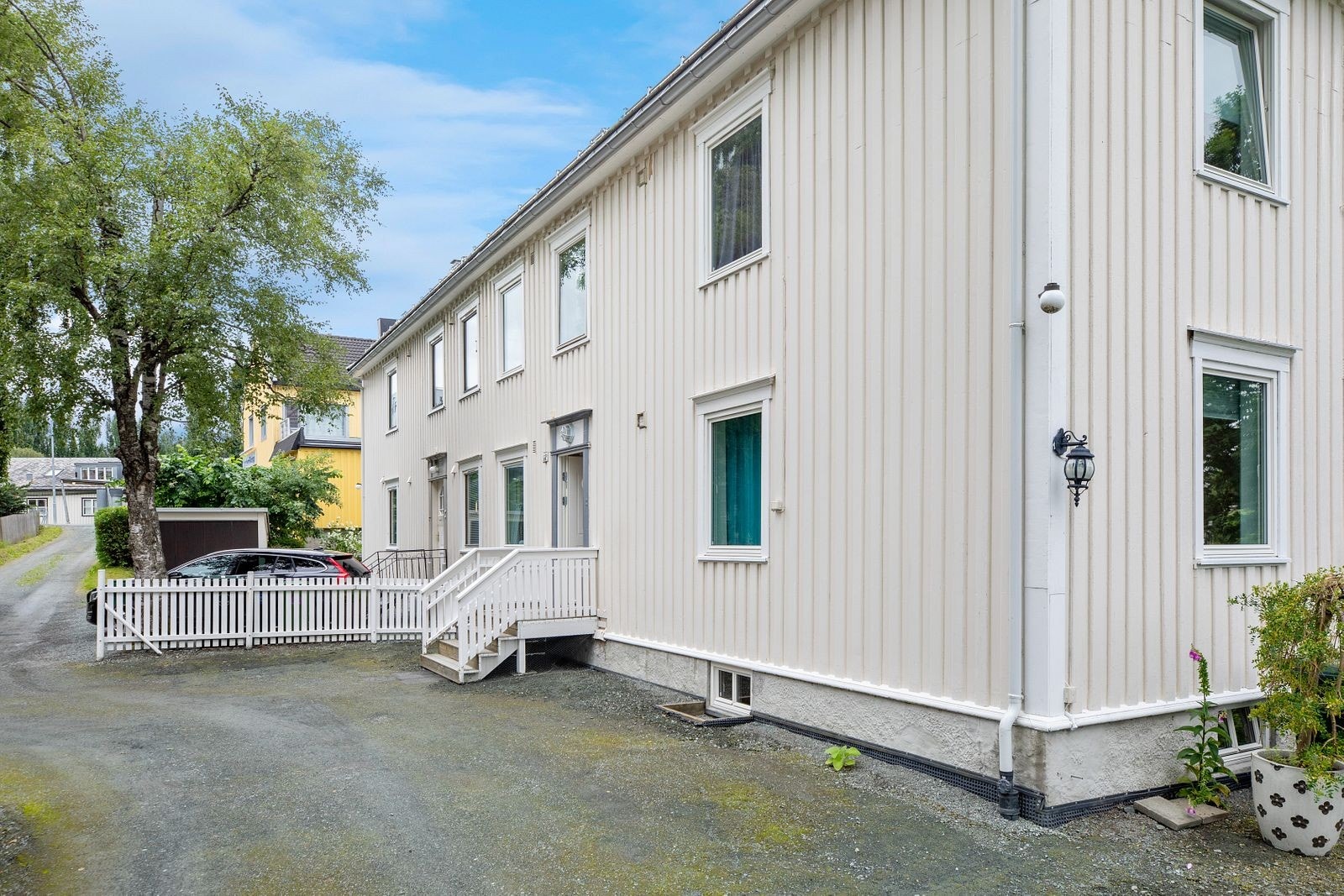 Pen fasade med mulighet for parkering utenfor Galleribilde