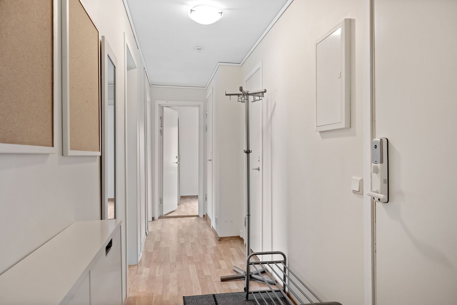 Entre med plass til oppbevaring av sko og klær Galleribilde