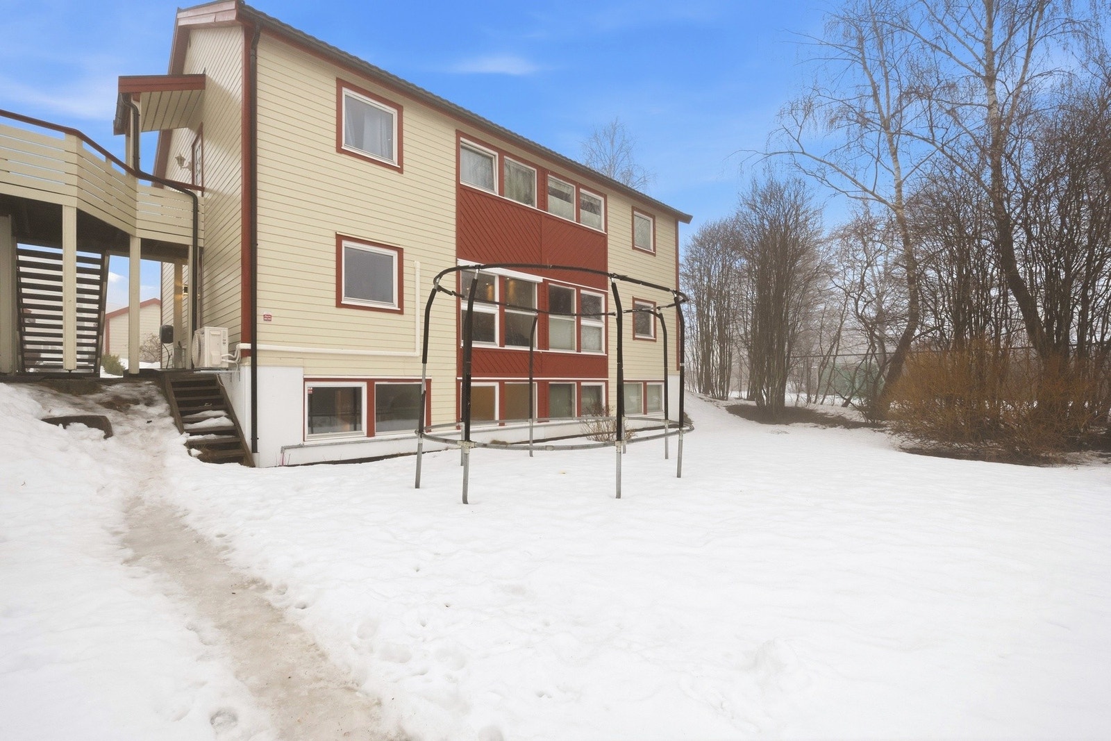 Bak boligen er det en hageflekk som også tilhører boligen - alle boligene har hver sin hage både foran og bak blokken Galleribilde