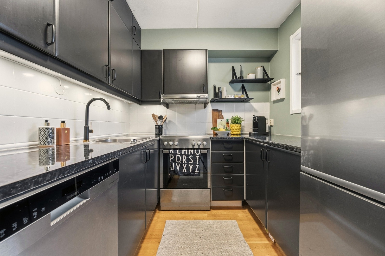 Det er nisjer for komfyr, oppvaskmaskin og kjøl-/fryseskap Galleribilde