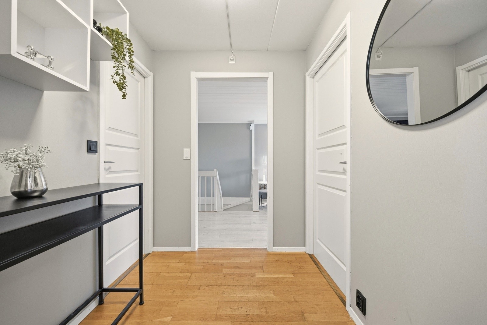 I gangen er det plass til ønsket garderobeløsning for yttertøy og sko Galleribilde