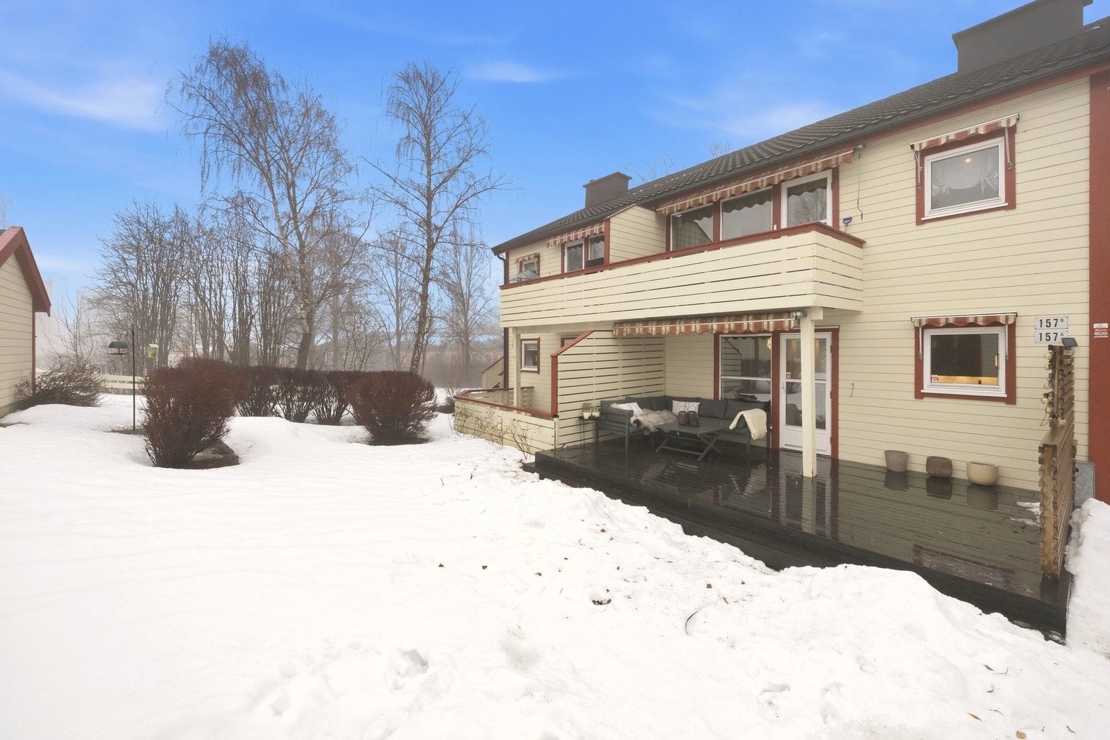 Foran markterrassenn er det en hage som tilhører denne boligen Galleribilde