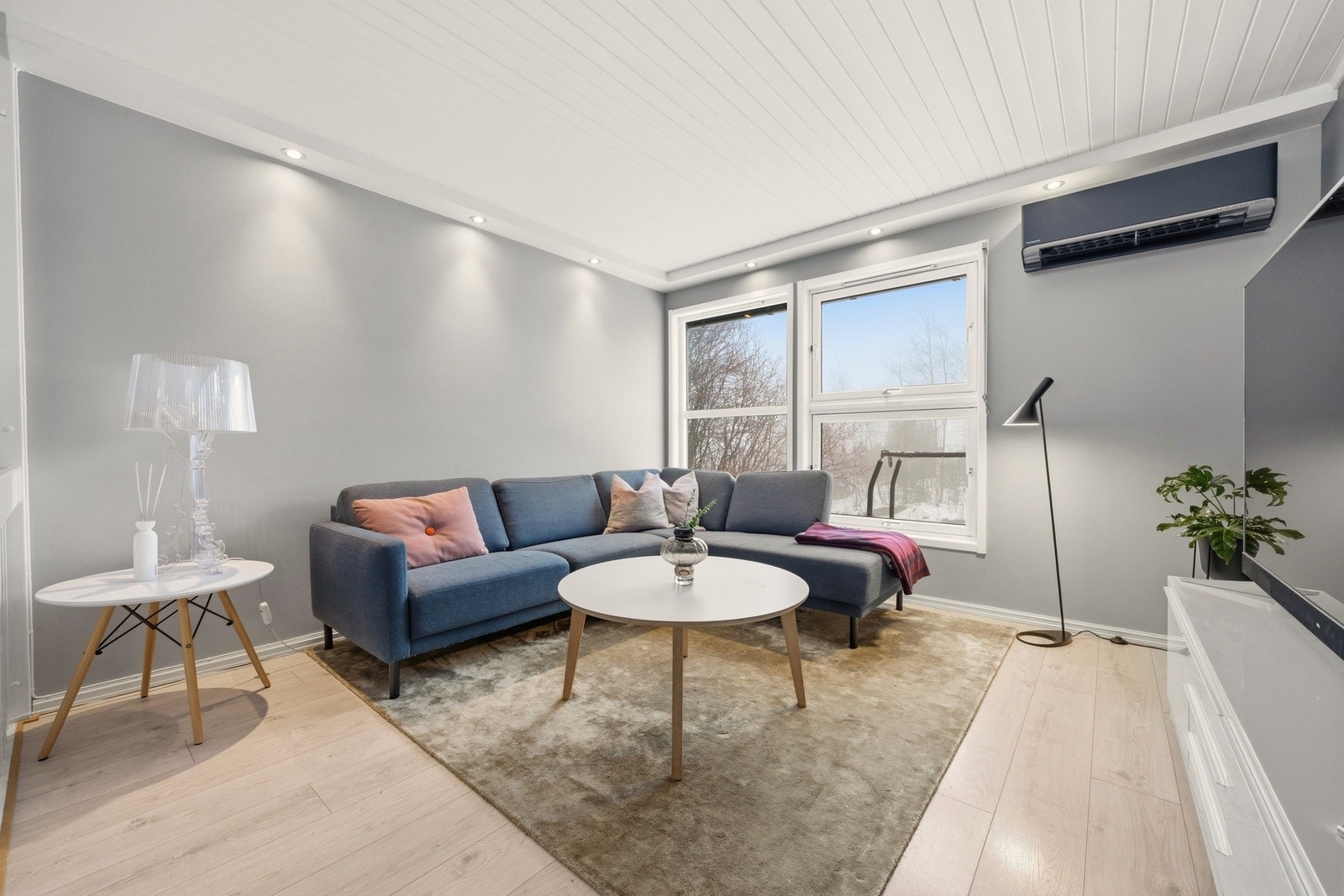 Videre kommer vi inn til en lys og trivelig stue Galleribilde