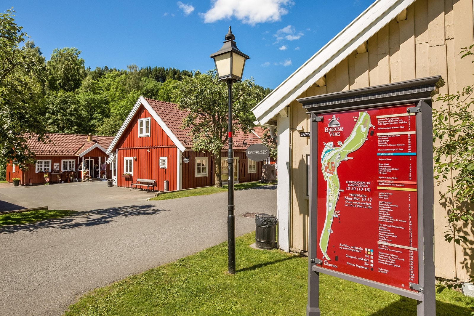 Her kan du rusle gjennom den sjarmerende Verksgata, omgitt av vakre, gamle trehus fylt med spennende butikker, gallerier og koselige spisesteder Galleribilde