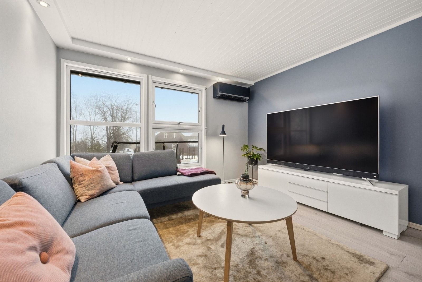 Her kommer det inn godt med lys fra de store vindusflatene Galleribilde