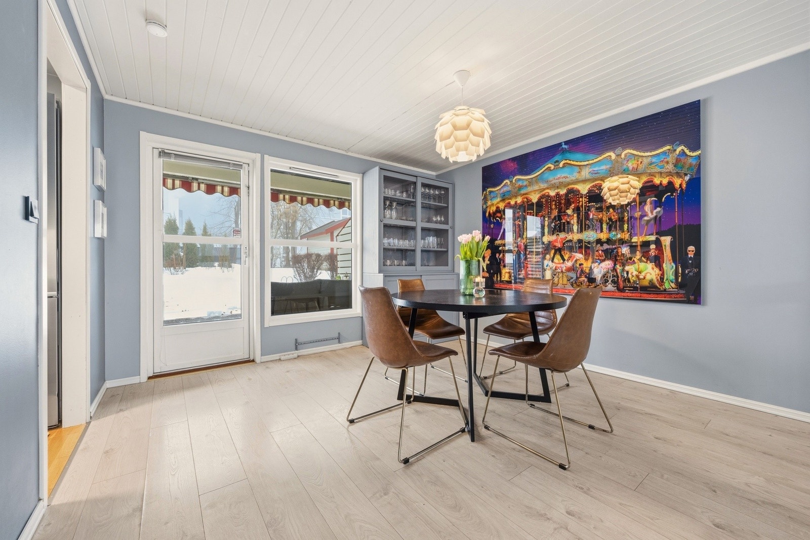 Her er det god plass til ett romslig spisebord Galleribilde