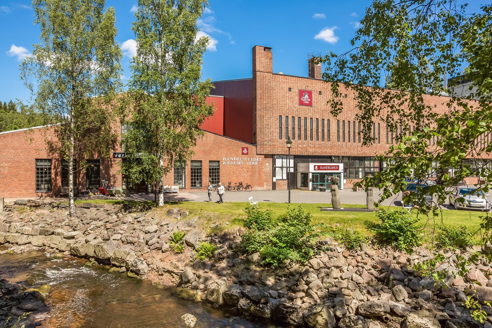 Her er det ett bredt utvalg av butikker og andre servicetilbud, samt at det er ett sted for kultur og og håndverk Galleribilde