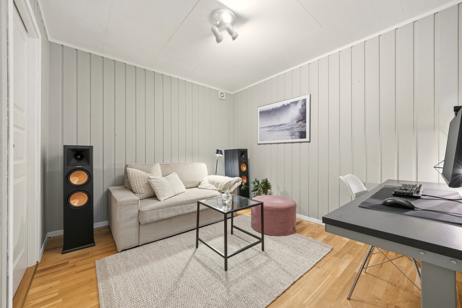 Rom benyttet som kjellerstue. Rommet er opprinnelig byggemeldt som del av bod/disp. og er ikke godkjent for varig opphold Galleribilde